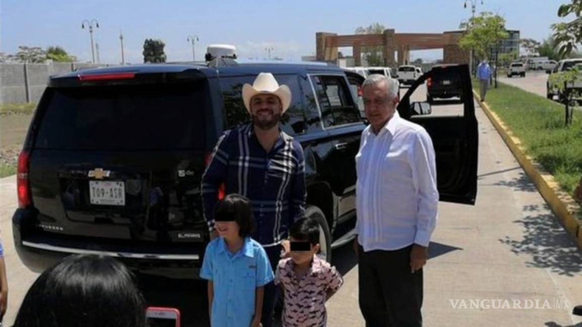 'El Komander' se toma foto con AMLO en Sinaloa