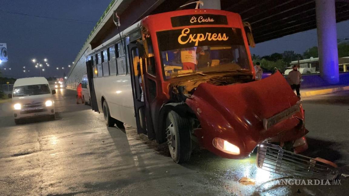 Encontronazo entre transportes deja cuatro pasajeros lesionados en Saltillo; ambos conductores alegaron tener luz verde