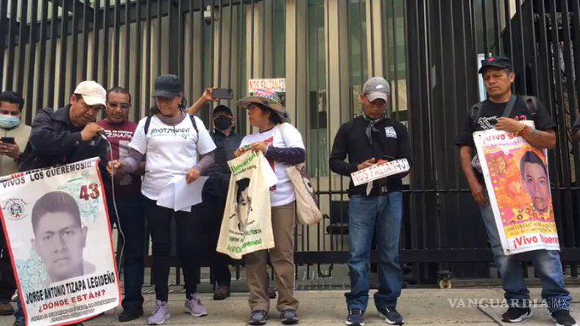 Padres de los 43 protestan frente al Senado, exigen comparecencia de titulares de Sedena, FGR y SRE