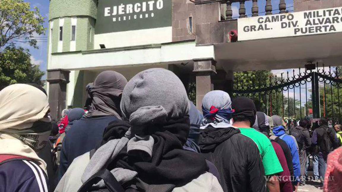 Normalistas protestan en Campo Militar Número 1; Banda de guerra animó defensa del lugar