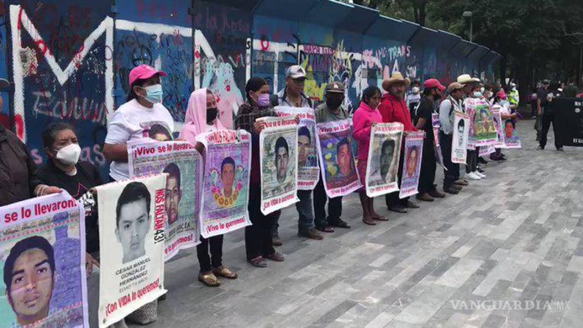 Padres de los 43 normalistas de Ayotzinapa piden justicia en la CDMX