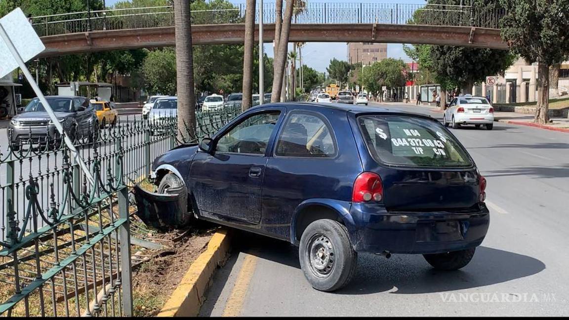 ¡Ya no lo vendió! Pierde el control de su auto y choca contra jardineras del V. Carranza de Saltillo