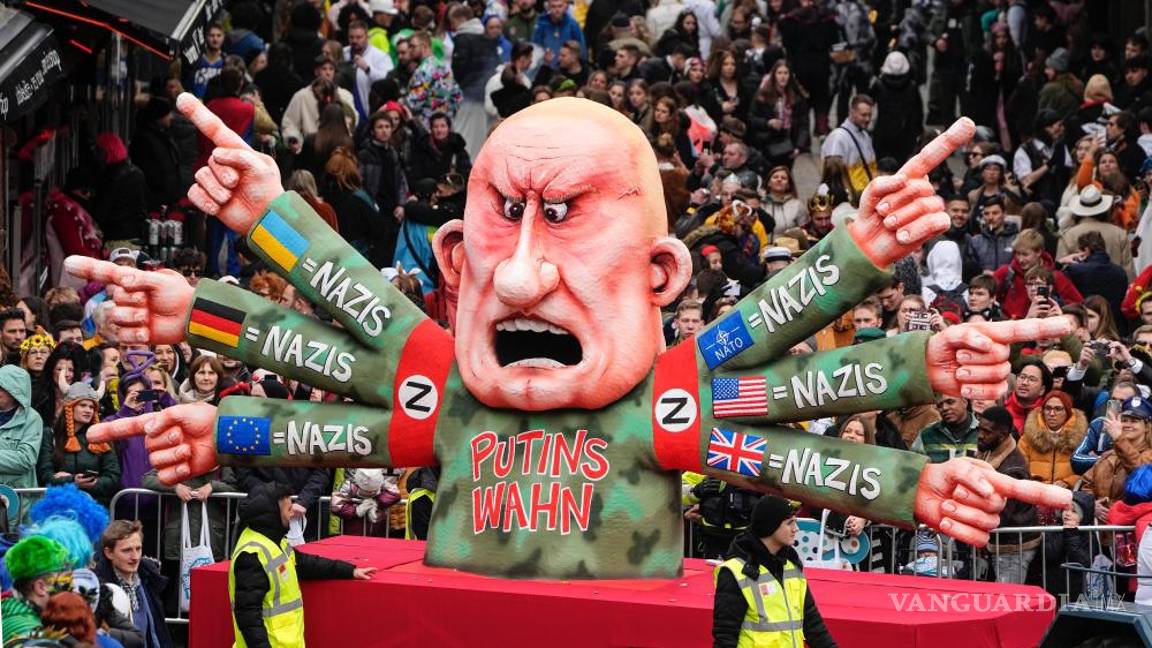 $!Una carroza muestra al presidente de Rusia, Vladímir Putin, llamando a todos los demás nazis en el tradicional desfile de carnaval en Düsseldorf, Alemania.