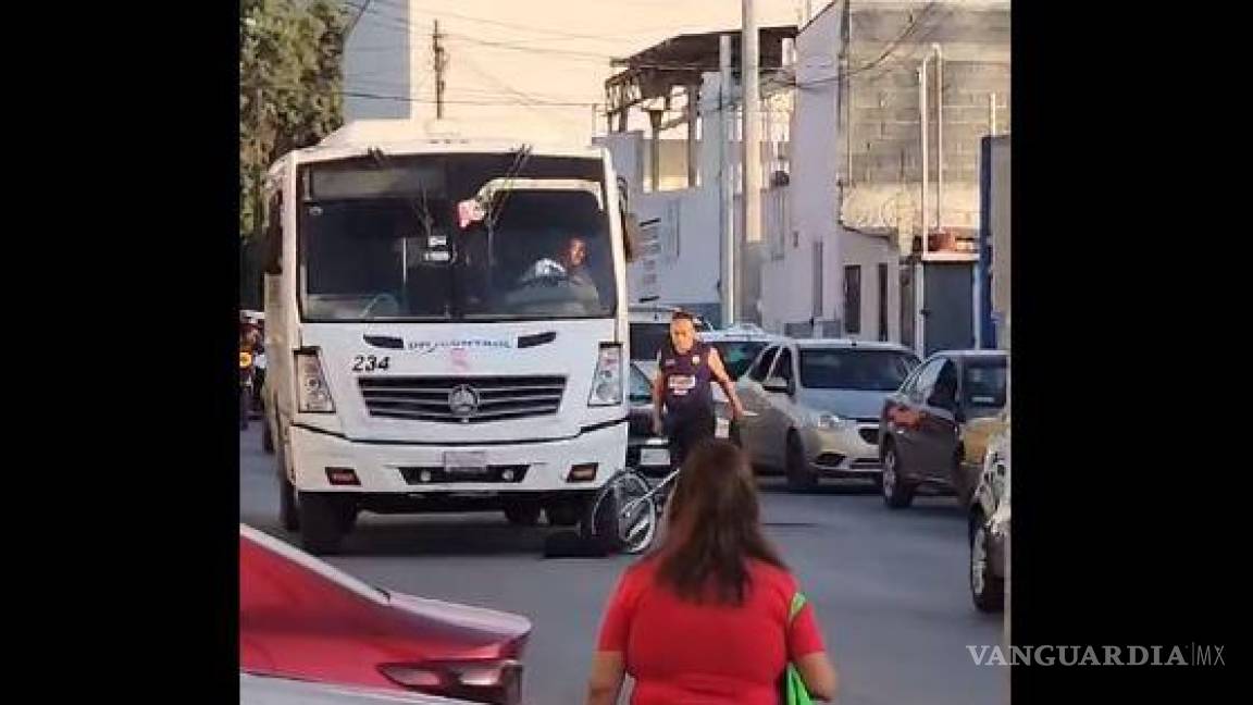 Confrontación entre ciclista y microbusero destapa pugna por el dominio de las vialidades en Saltillo (video)