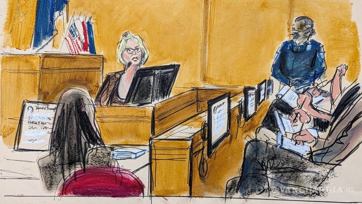 $!Los miembros del jurado toman notas mientras Stormy Daniels testifica en un tribunal penal de Manhattan en Nueva York.