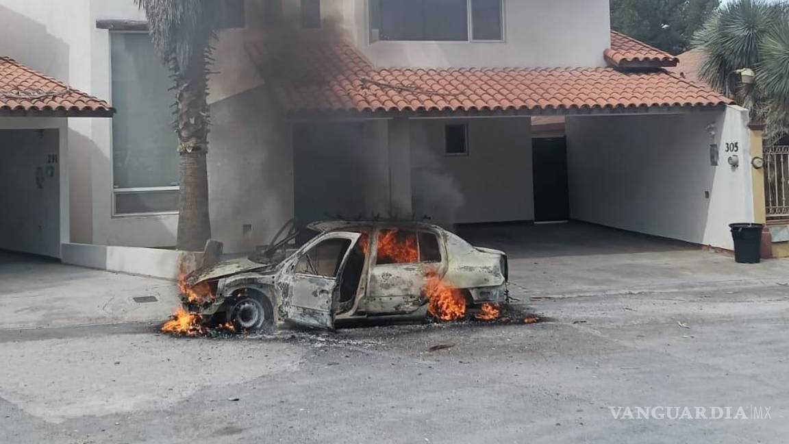 Se le incendia auto a jardinero en fraccionamiento de Saltillo mientras laboraba