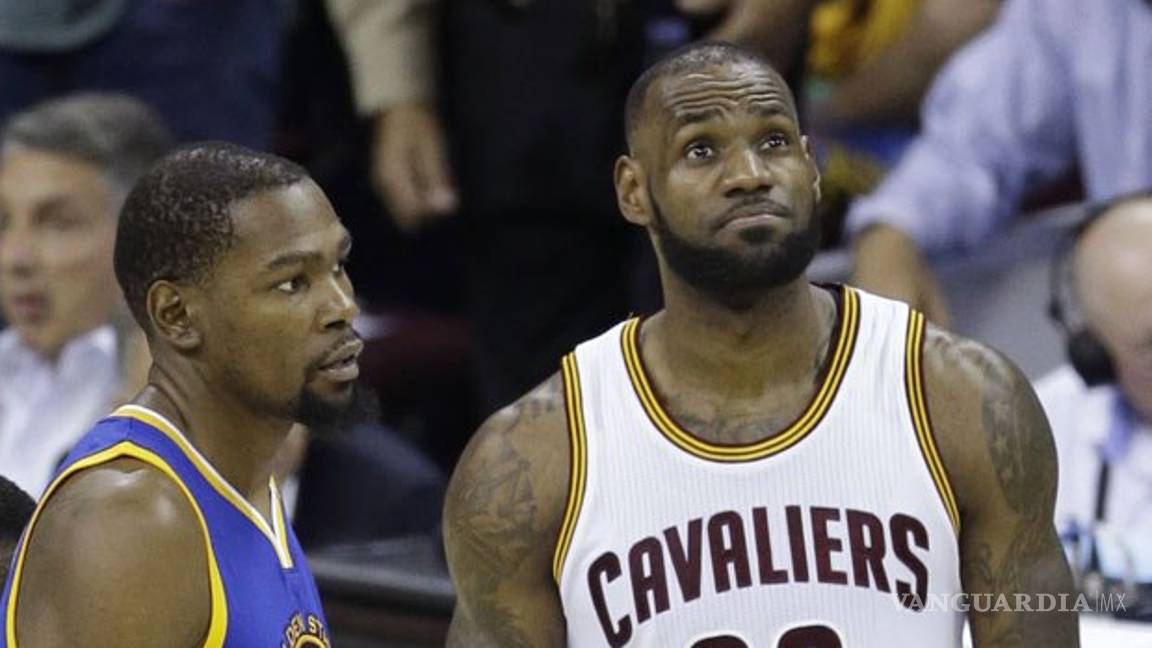 $!La épica respuesta de Kevin Durant a un fanático al preguntarle sobre LeBron James