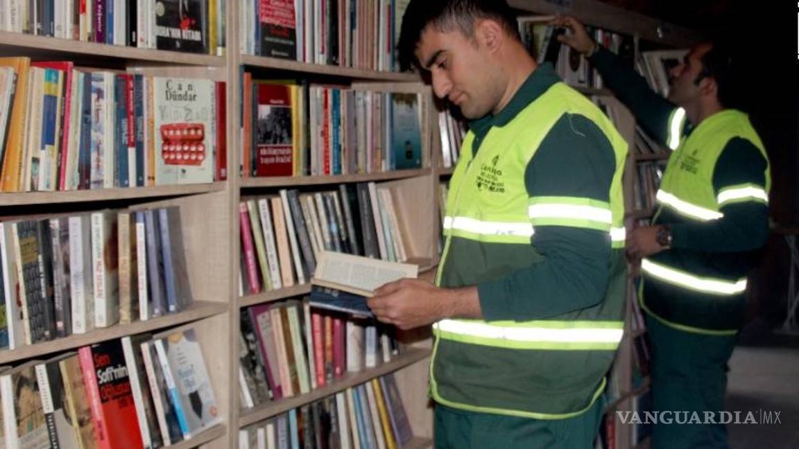 $!Recolectores de basura turcos crean biblioteca con ejemplares desechados