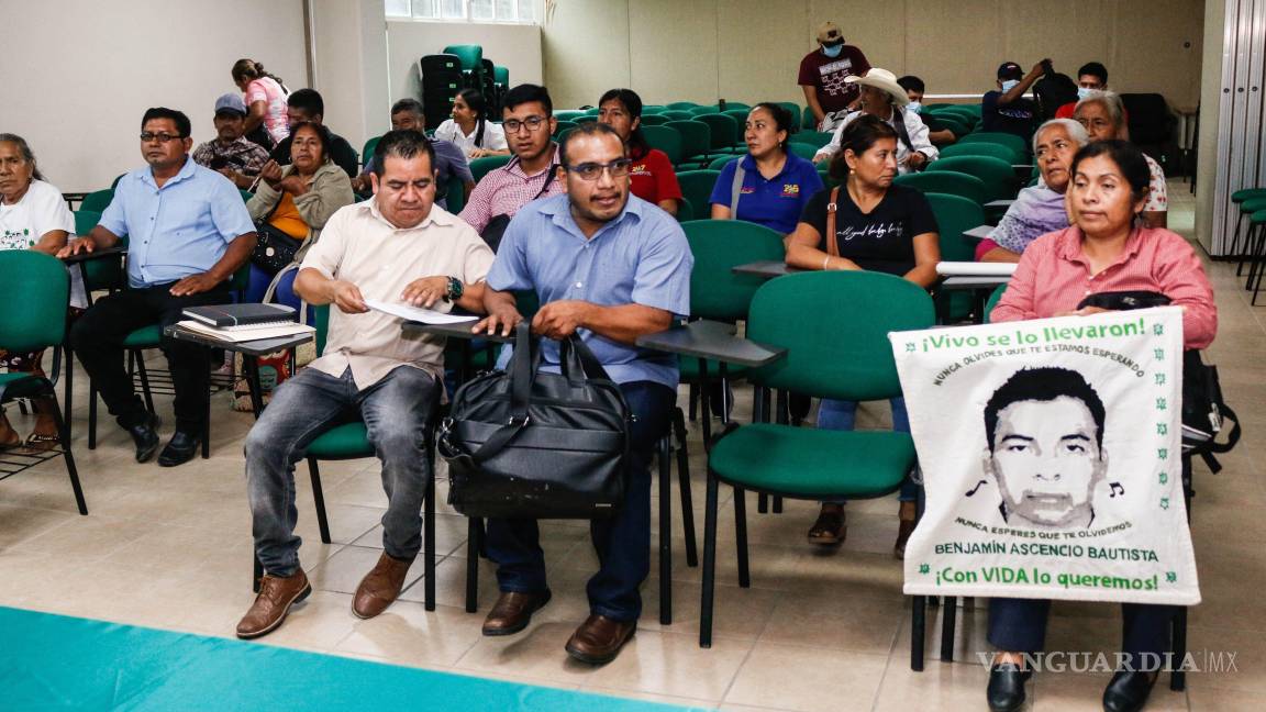 $!CHILPANCINGO, GUERRERO. 23 AGOSTO 2024.- En una reunión a puerta cerrada, madres y padres de los 43 solicitaron al Poder Judicial de Guerrero que haya un deslinde público de las autoridades que en 2014 encabezó la ex magistrada Lambertina Galeana Marín, ya que la desaparición de los videos captados la noche del 26 de septiembre constituye un acto de encubrimiento que impidió saber el destino la mitad de los estudiantes desaparecidos. Los padres de los 43 sostuvieron una reunión con el presidente del Tribunal Superior de Justicia (TSJ), Raymundo Casarrubias Vázquez, y el subsecretario de Asuntos Políticos del Gobierno de Guerrero, Francisco Rodríguez Cisneros, por espacio de dos horas.