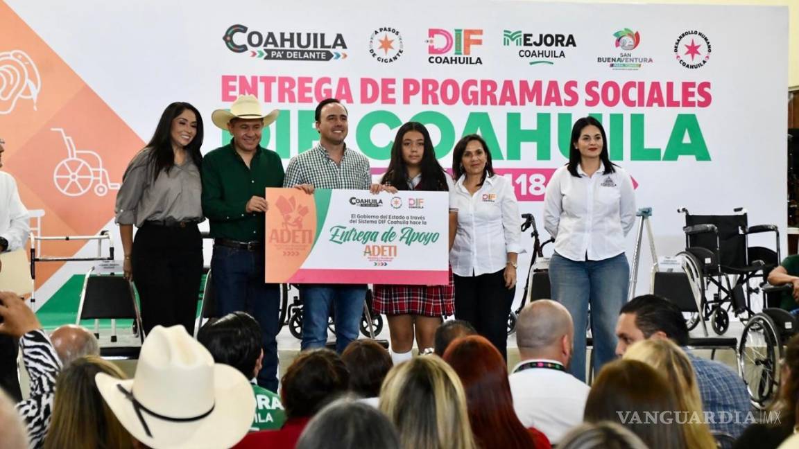 Entrega Gobernador aparatos ortopédicos, auditivos y becas a estudiantes de la región Centro de Coahuila