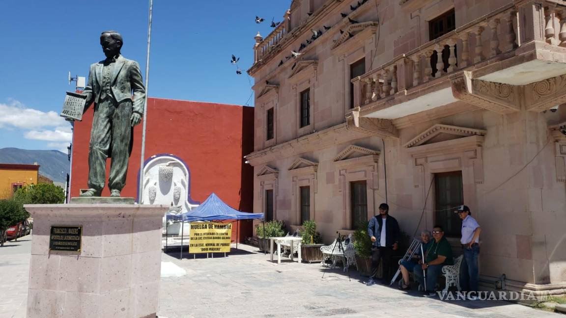 $!Protesta pacífica de la maestra Cecilia Banda Galindo frente a la presidencia municipal, exigiendo justicia y soluciones a su situación laboral.