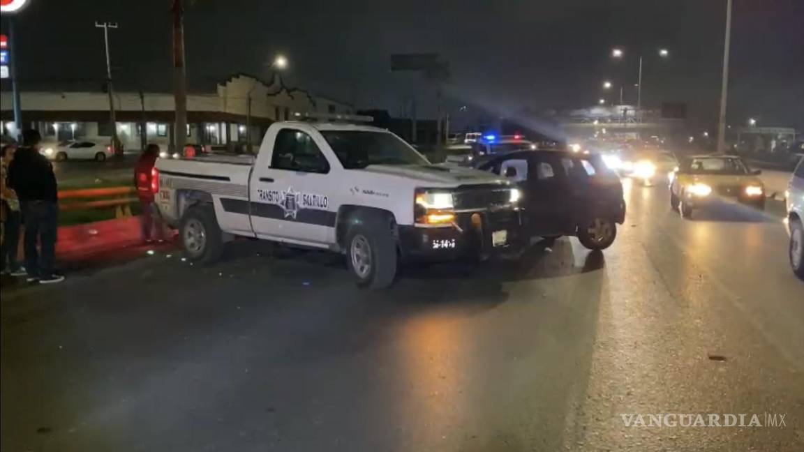 Conductor choca contra patrulla que abanderaba accidente en bulevar Fundadores, Saltillo