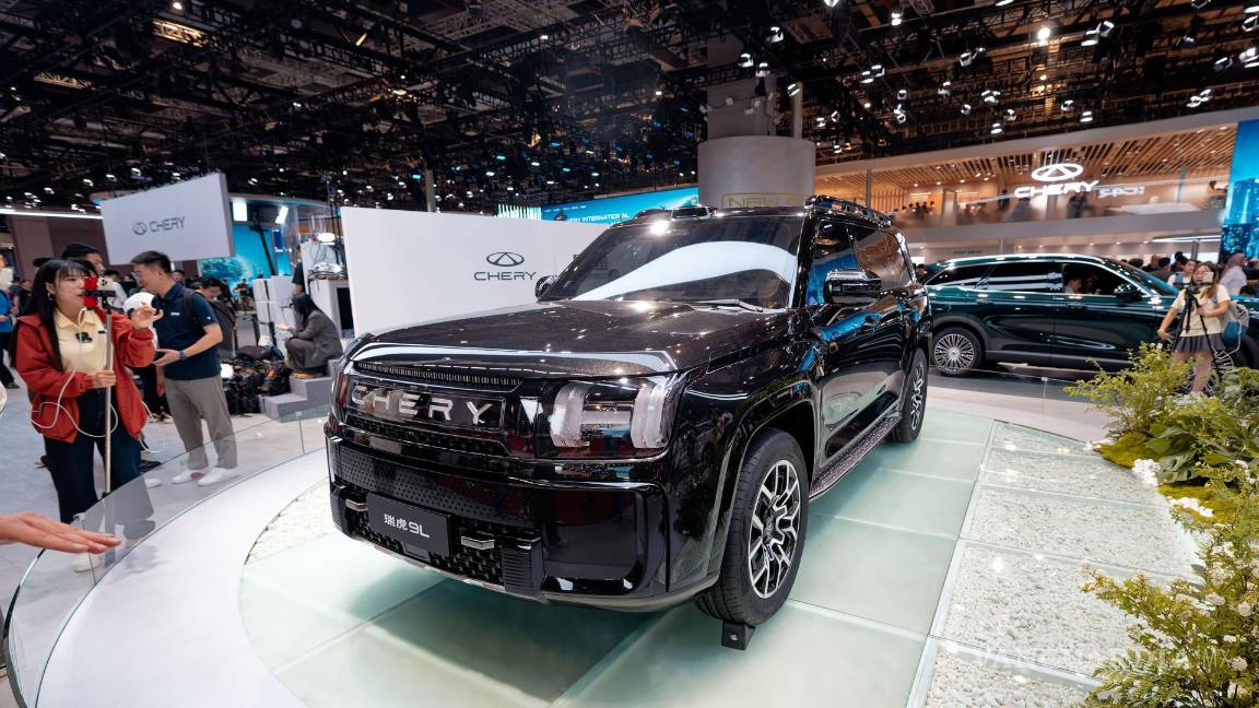 $!Los visitantes observan un vehículo modelo 9L en exhibición en el stand de Chery durante el Salón del Automóvil de Shanghái, China.