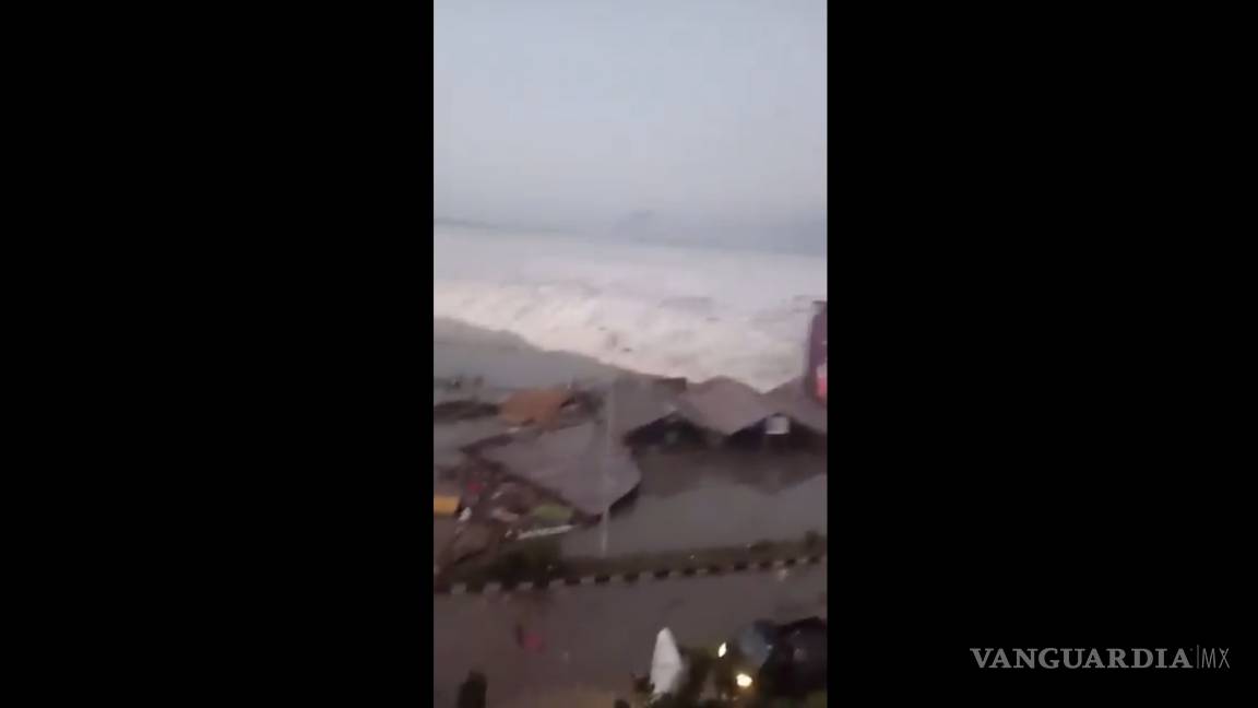 Impactantes videos del tsunami que ahoga a dos ciudades de Indonesia tras terremoto de 7.5 grados