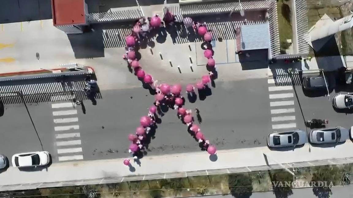 Médicos, enfermeras y voluntarios forman gigantesco lazo rosa en Saltillo en honor a la lucha contra el cáncer de mama