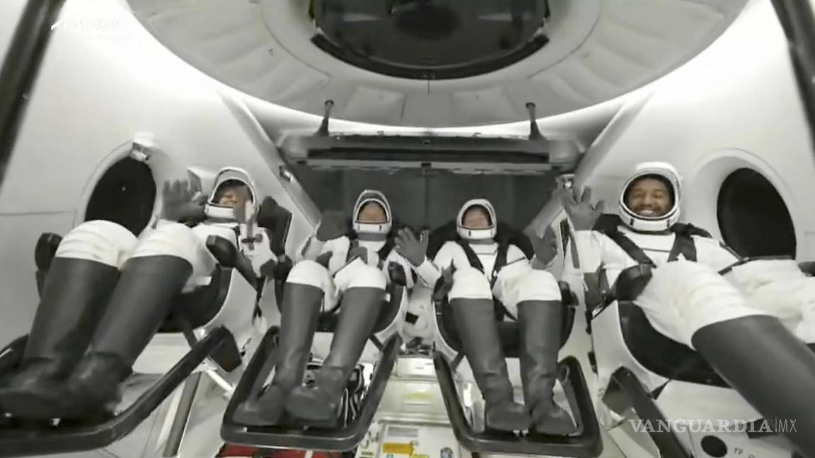 $!Los miembros de la tripulación saludan después de que la cápsula SpaceX Dragon cayera en el Golfo de México, justo al lado del Panhandle de Florida.