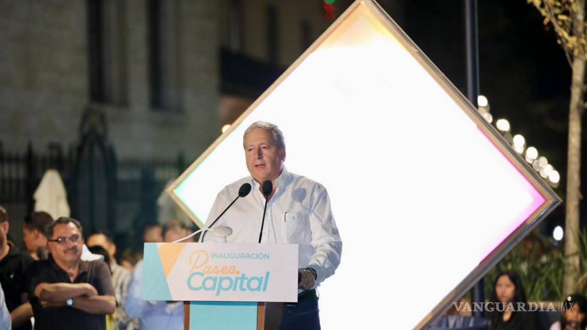 $!El alcalde Chema Fraustro reiteró que se favorece el uso peatonal de las calles de la zona centro.