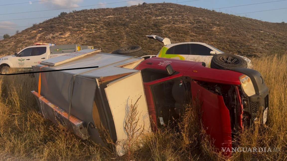 Camioneta se vuelca en la carretera a Zacatecas