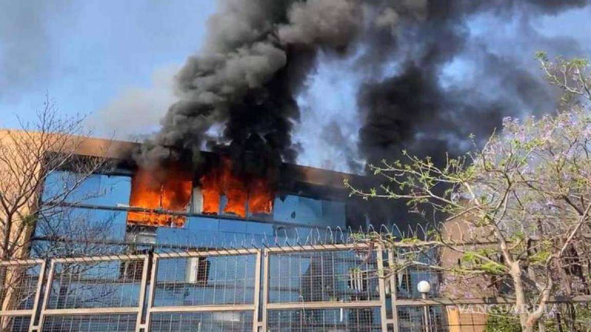 Normalistas invaden Palacio de Gobierno de Guerrero, provocan incendios con bombas molotov