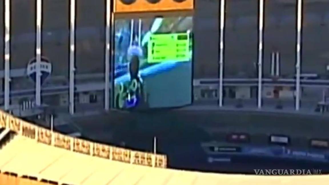 Cuando te cachan jugando Mario Kart...en la pantalla del estadio de los Royals de Kansas City