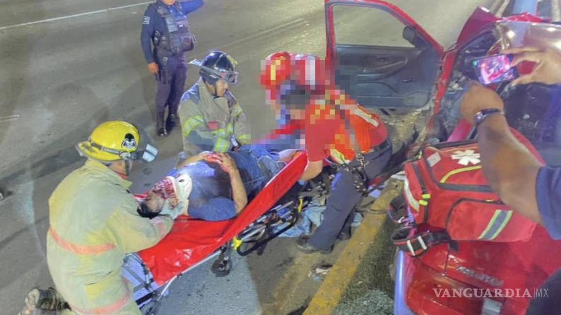 $!Elementos de rescate utilizaron quijadas de la vida para liberar al conductor.