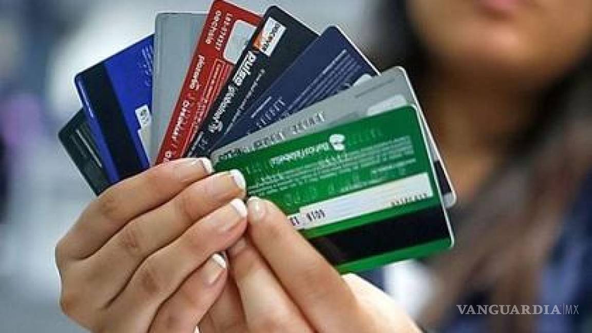 Crecen saldos acumulados en tarjetas de crédito, advierte el BdeM