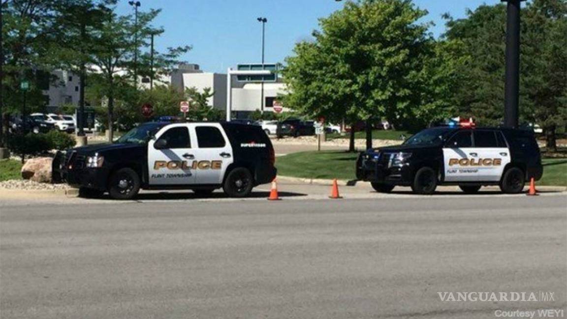 Evacuan aeropuerto en Michigan; apuñalan a un policía