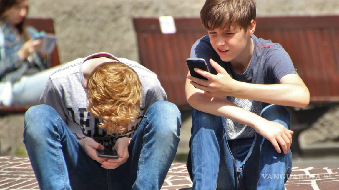 Más de 7 horas en el celular provoca daños en el cerebro de niños y adolescentes