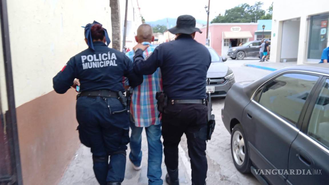$!Oficiales realizaron el traslado del detenido a las celdas municipales tras su aseguramiento.