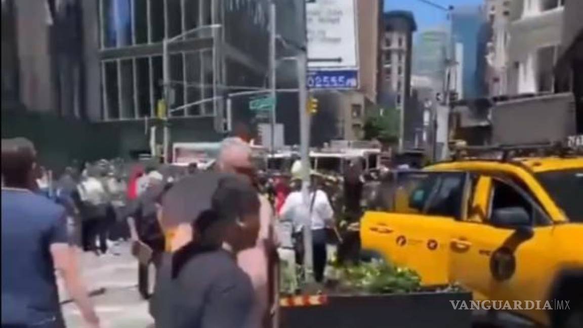 Atropella taxista a 6 personas en calles de Nueva York tras subirse a la banqueta
