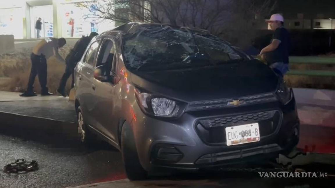 $!La intervención policiaca fue necesaria para controlar la situación y detener a los conductores involucrados en la pelea.
