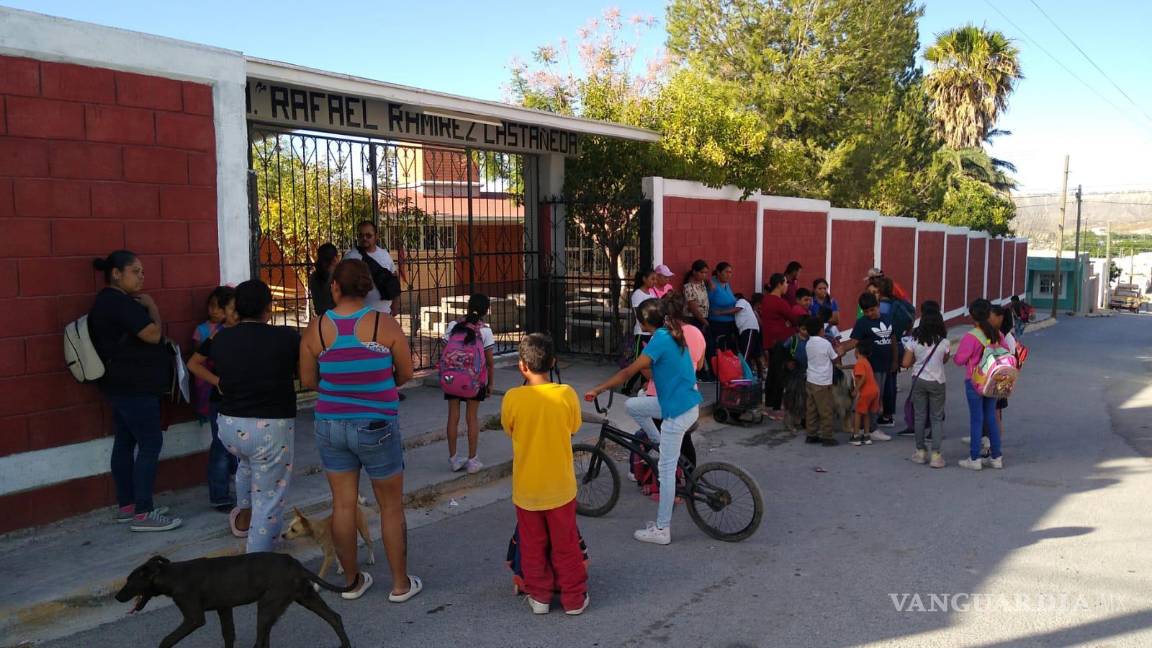 Acusan a maestro de escuela de Parras de agresiones y quedarse con dinero de festejos del Día del Niño