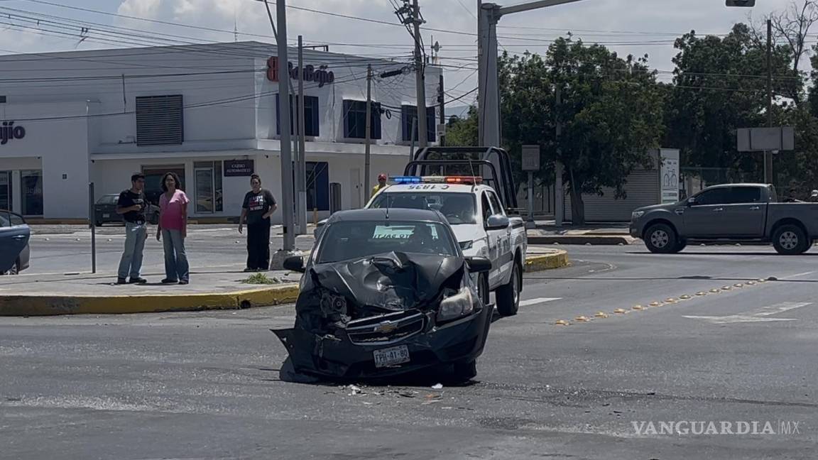 Chocan en el Distribuidor Vial El Sarape; ambos alegan avanzar en luz verde
