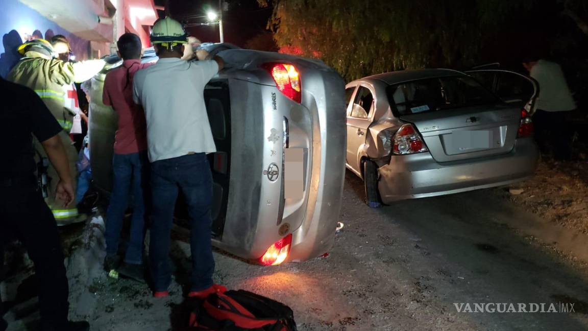 Joven queda atrapada dentro de su auto tras volcar en Parras; aparentemente conducía a exceso de velocidad