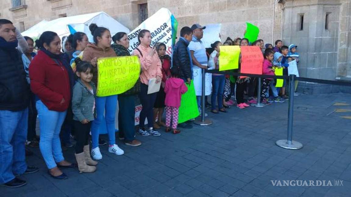 $!AMLO no ha recibido a desplazados de Guerrero, cumplen una semana frente a Palacio Nacional