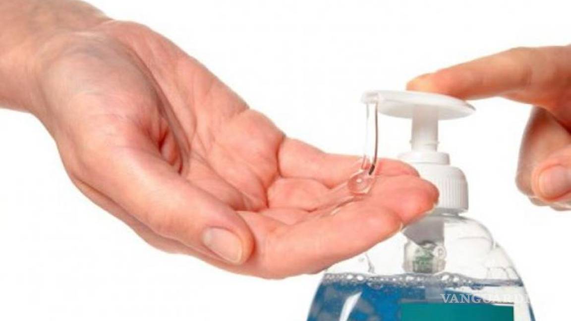 Modelo donará 300 mil botellas de gel antibacterial al IMSS para enfrentar coronavirus