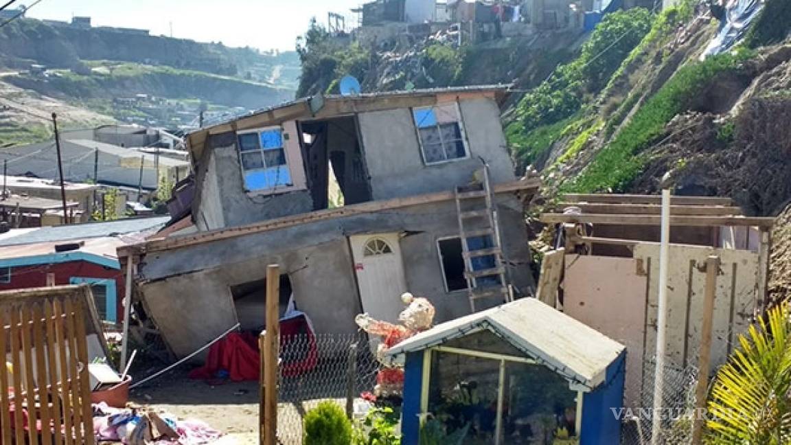 22 casas colapsan por falla geológica en Tijuana