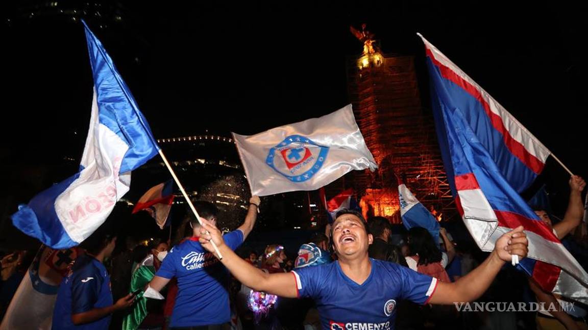 $!Después de 23 años en silencio, así celebran aficionados al campeón Cruz Azul