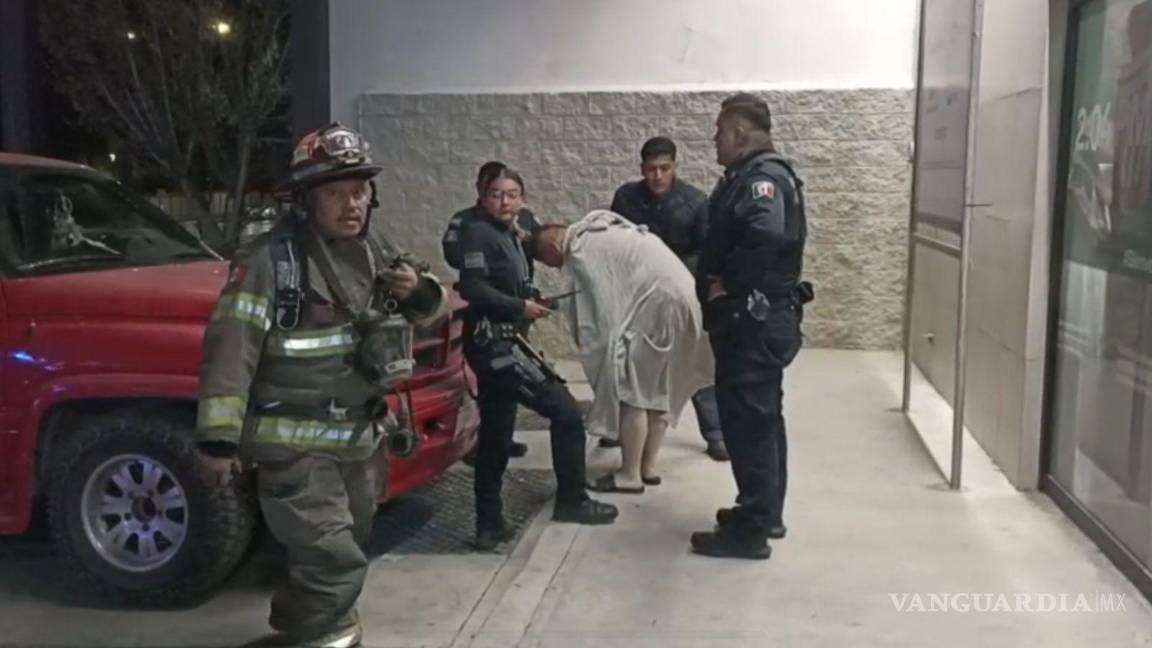 $!Paramédicos trasladan al hombre lesionado a un hospital privado.