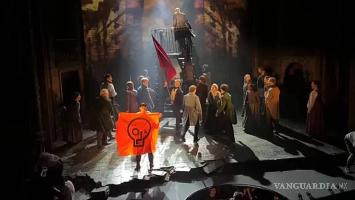 En medio del drama, arrestan a 5 activistas tras protesta en musical de Londres
