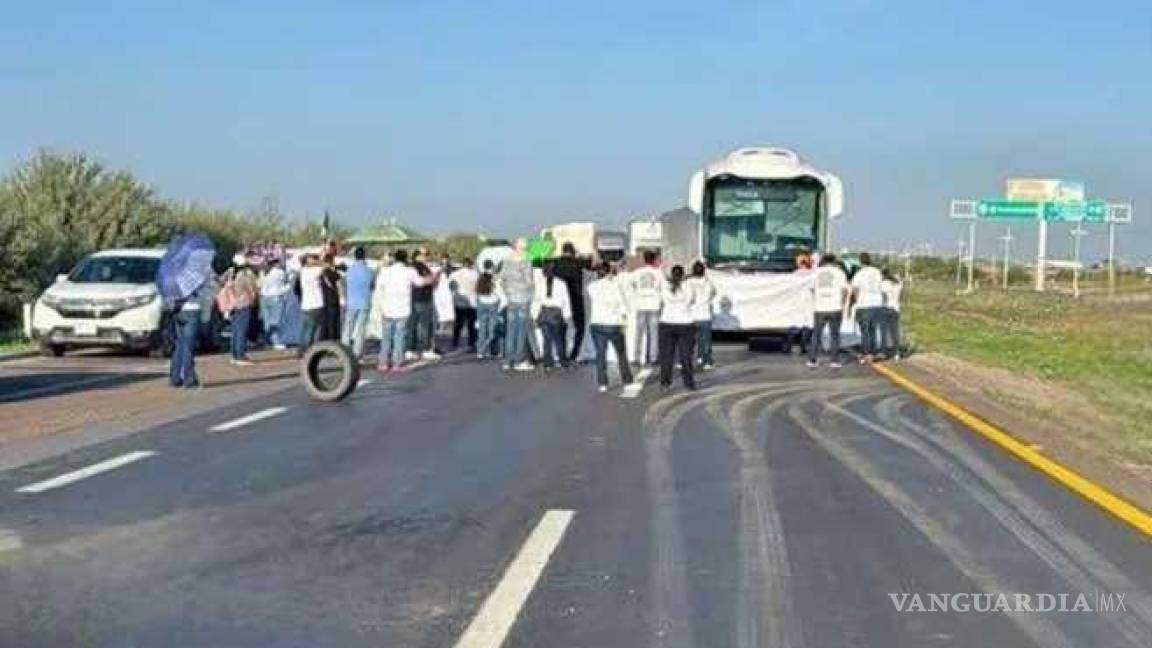 Bloquean trabajadores del Poder Judicial la autopista Torreón-Saltillo; rechazan el proceso de selección