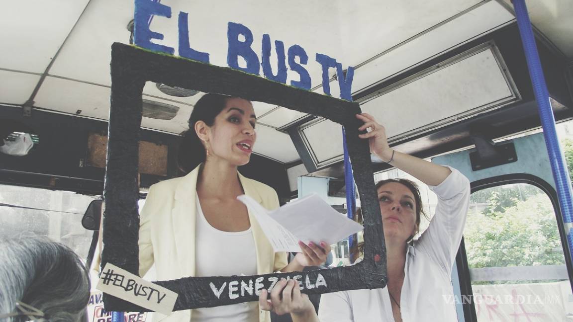 Retan periodistas venezolanos a la censura; haciendo transmisiones en autobuses