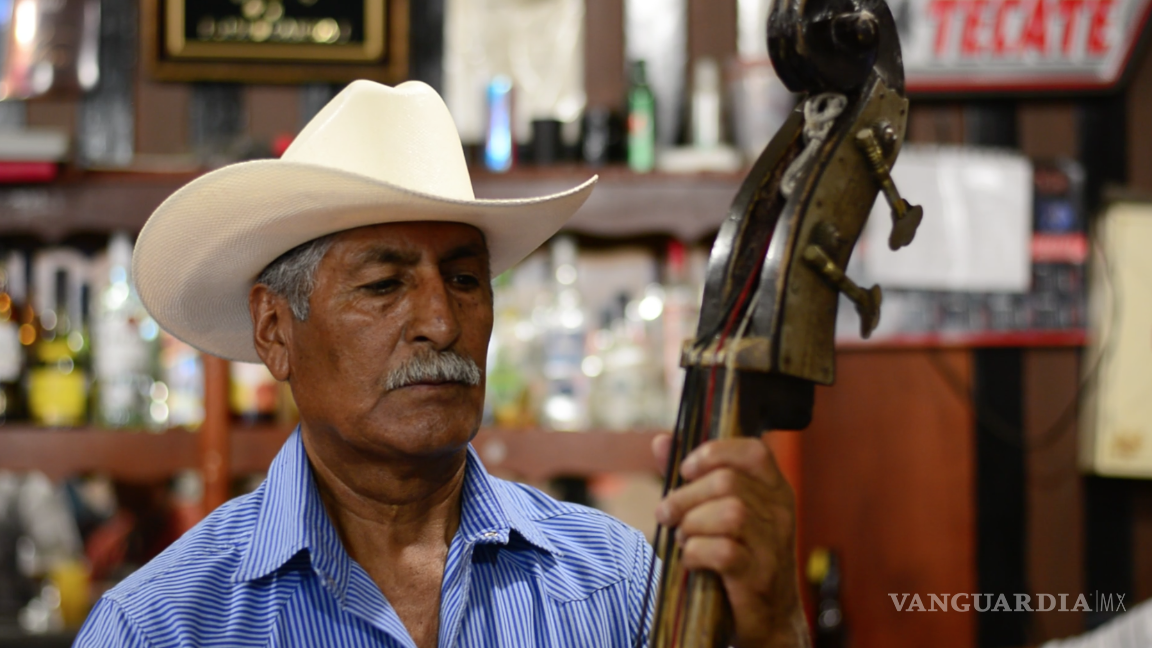$!En una cantina de Saltillo le cantan a Lupe Tijerina