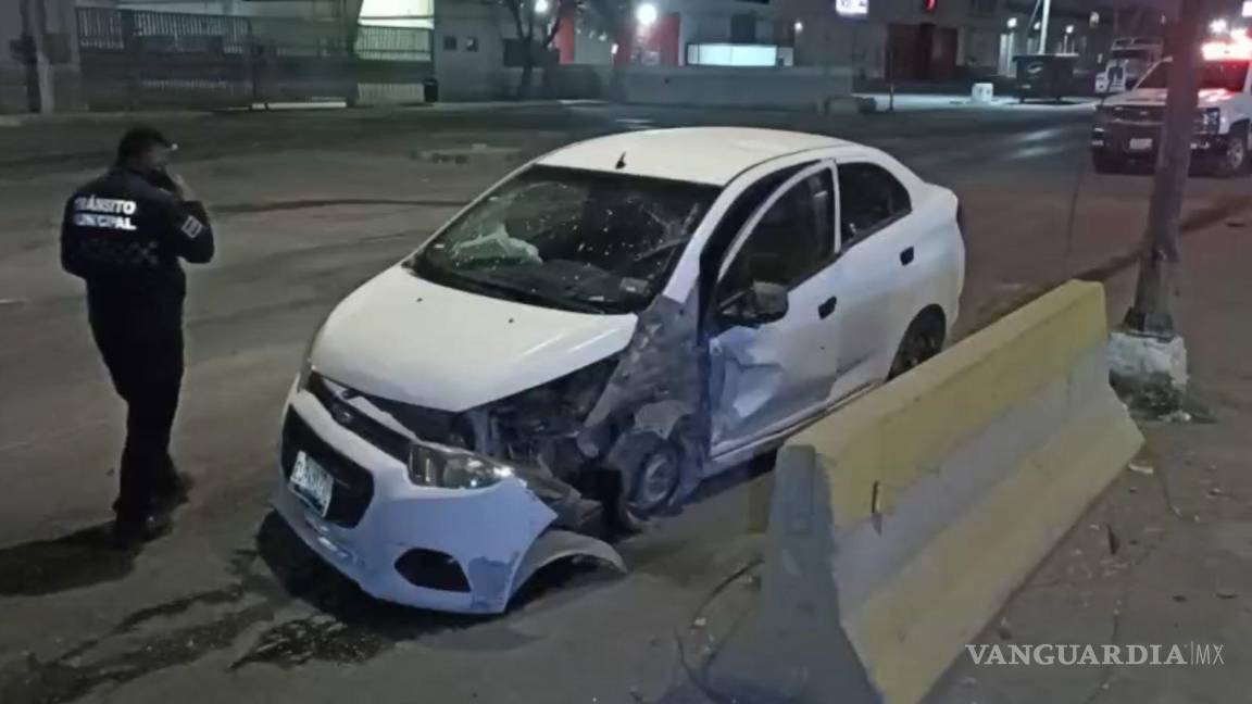 $!El conductor abandonó la unidad tras el accidente y huyó hacia la colonia Omega.