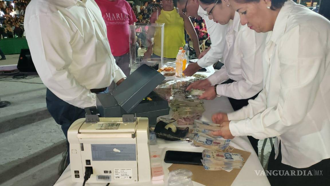 $!Durante el evento, el notario certificó los montos recaudados ante la presencia de los asistentes.