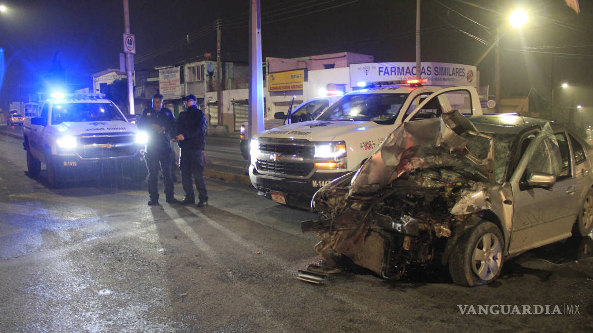 Destroza su vehículo tras aparatoso accidente en Urdiñola y J. Mery de Saltillo; iba en estado de ebriedad