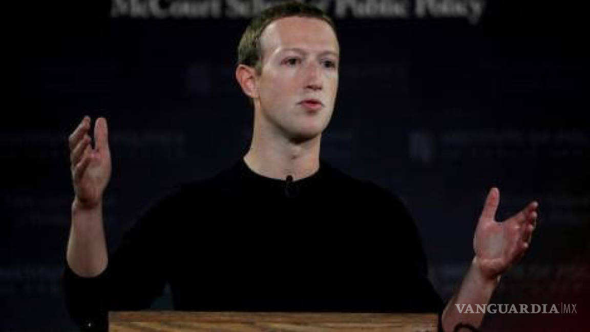 Mark Zuckerberg critica a Twitter, 'redes sociales no tienen porque supervisar a políticos'