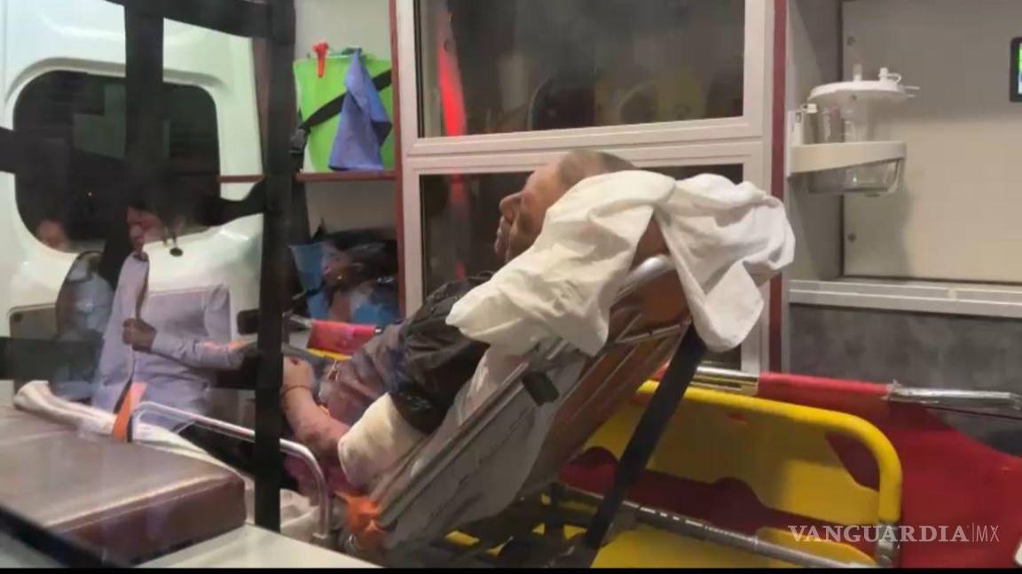 $!Paramédicos de la Cruz Roja se dirigieron al sitio y decidieron trasladar a un nosocomio a los ebrios peleadores.