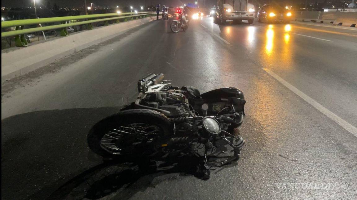 $!La motocicleta quedó sobre la carpeta asfáltica del bulevar Fundadores luego de ser proyectada varios metros.