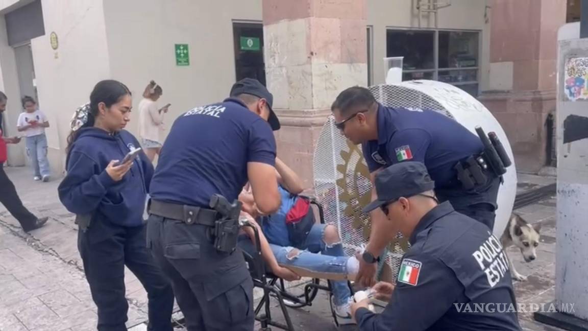 Auxilian policías a mujer por caída en Plaza de Armas; resulta ilesa